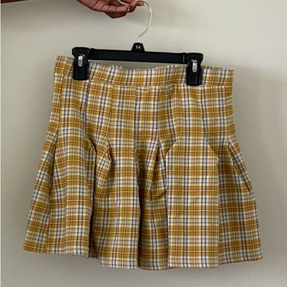 90s vibes yellow skirt, resembles the skirt worn by cher in clueless 💛⭐️
